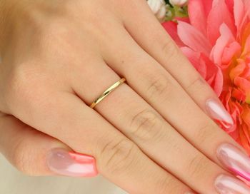Subtelny złoty pierścionek zaręczynowy 585 z diamentem 0,09 ct, barwa H, czystość SI. Idealny na zaręczyny i wyjątkowe okazje. Elegancja i ponadczasowy design.5.jpg
